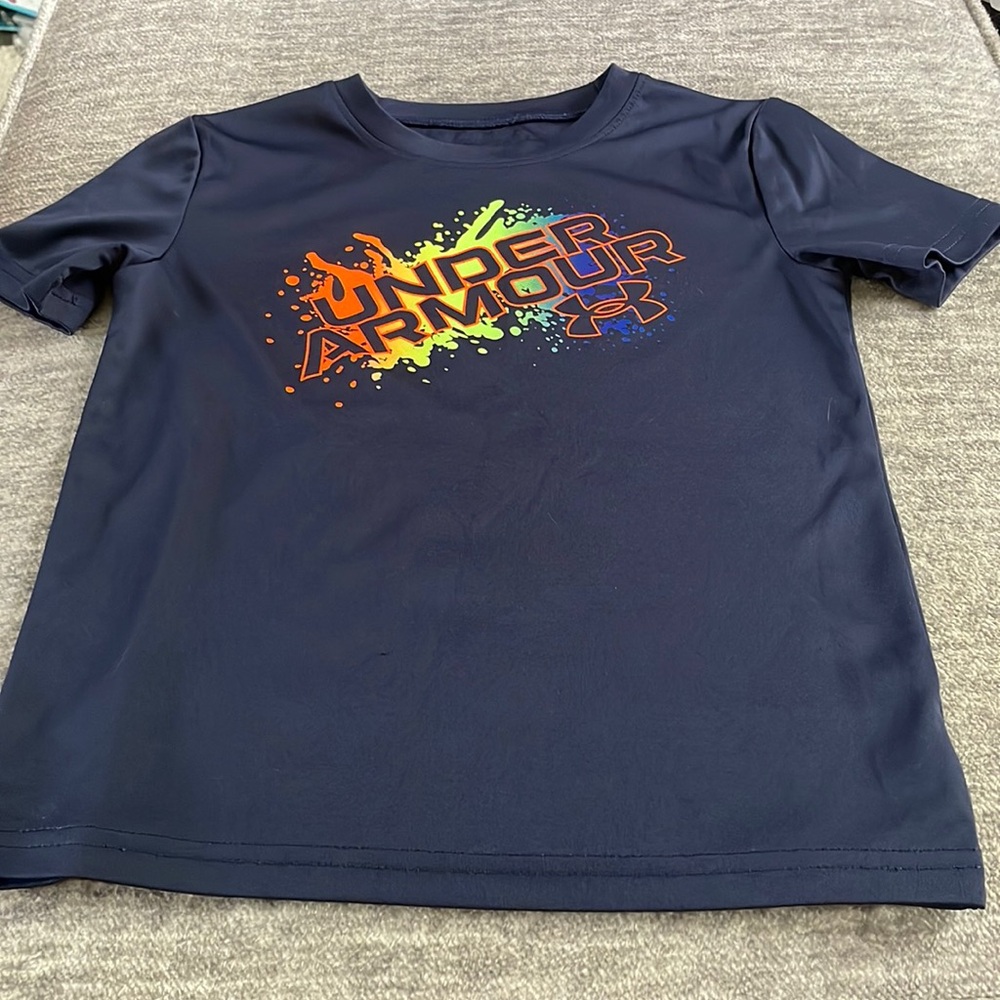 Under Armour boys shirt 🦖bundle and save!!
